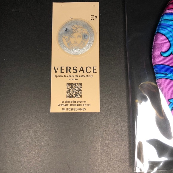 Versace face masks - Picture 3 of 3